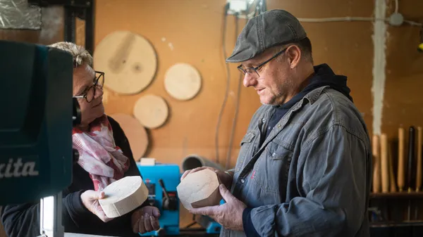 Initiez-vous au tour à bois sur une journée et réalisez votre duo de créations en bois avec Manu - Image n°3 - Wecandoo