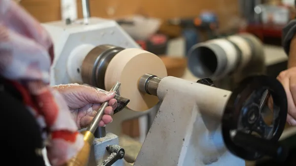 Initiez-vous au tour à bois sur une journée et réalisez votre duo de créations en bois avec Manu - Image n°4 - Wecandoo