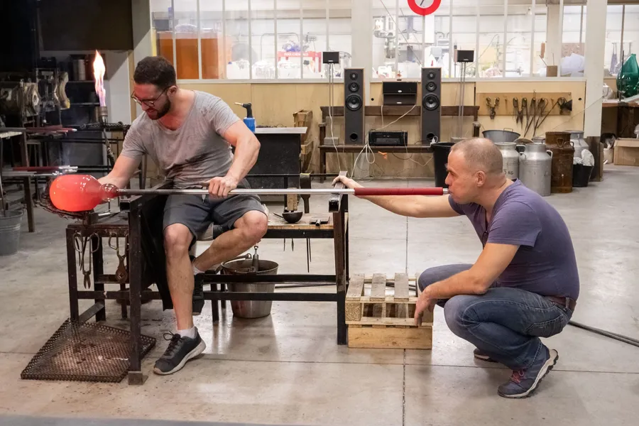 Progressez en soufflage de verre sur une journée et réalisez vos verres et votre carafe - Afbeelding nr. 1 - Wecandoo