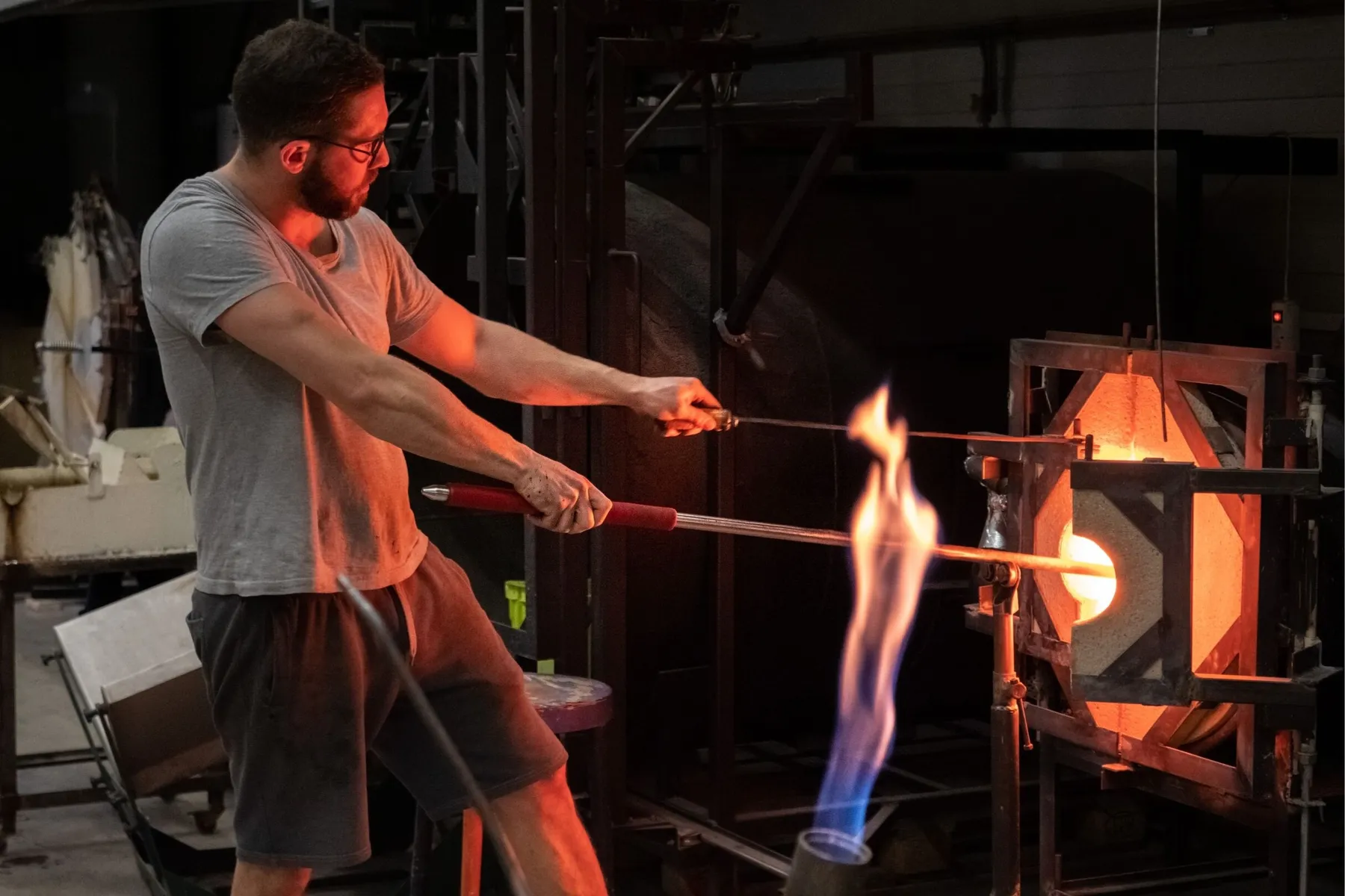 Progressez en soufflage de verre sur une journée et réalisez vos verres et votre carafe - Image n°4 - Wecandoo