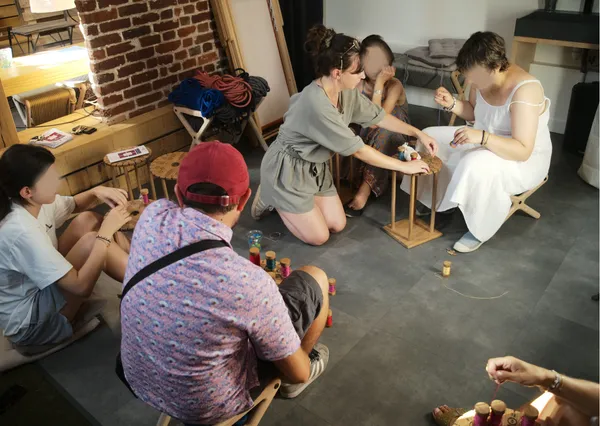 Découvrez le kumihimo, le tressage japonais à la main avec Gwénaëlle - Image n°3 - Wecandoo