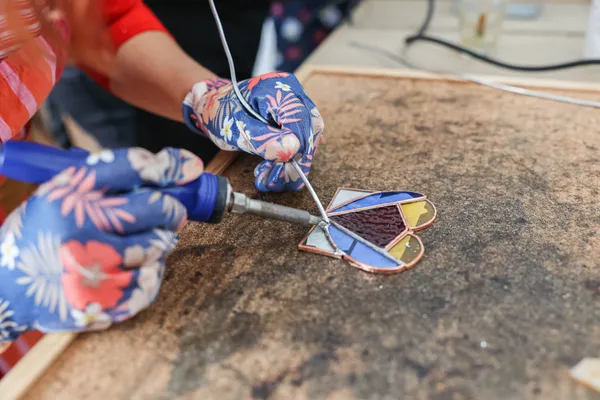 Réalisez votre vitrail Tiffany sur une journée - Image n°3 - Wecandoo