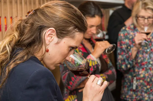 Réunissez votre équipe autour d'un atelier de modelage et dégustez du vin vieilli en jarre - Image n°2 - Wecandoo