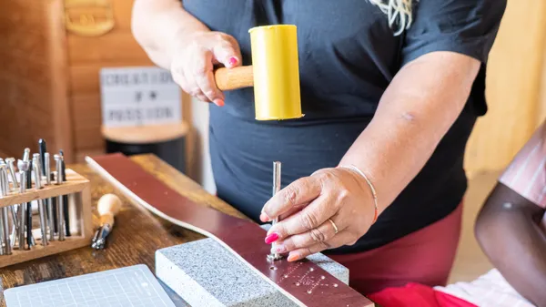 Découvrez le métier de bourrelière et réalisez votre petite cloche en cuir - Afbeelding nr. 3 - Wecandoo