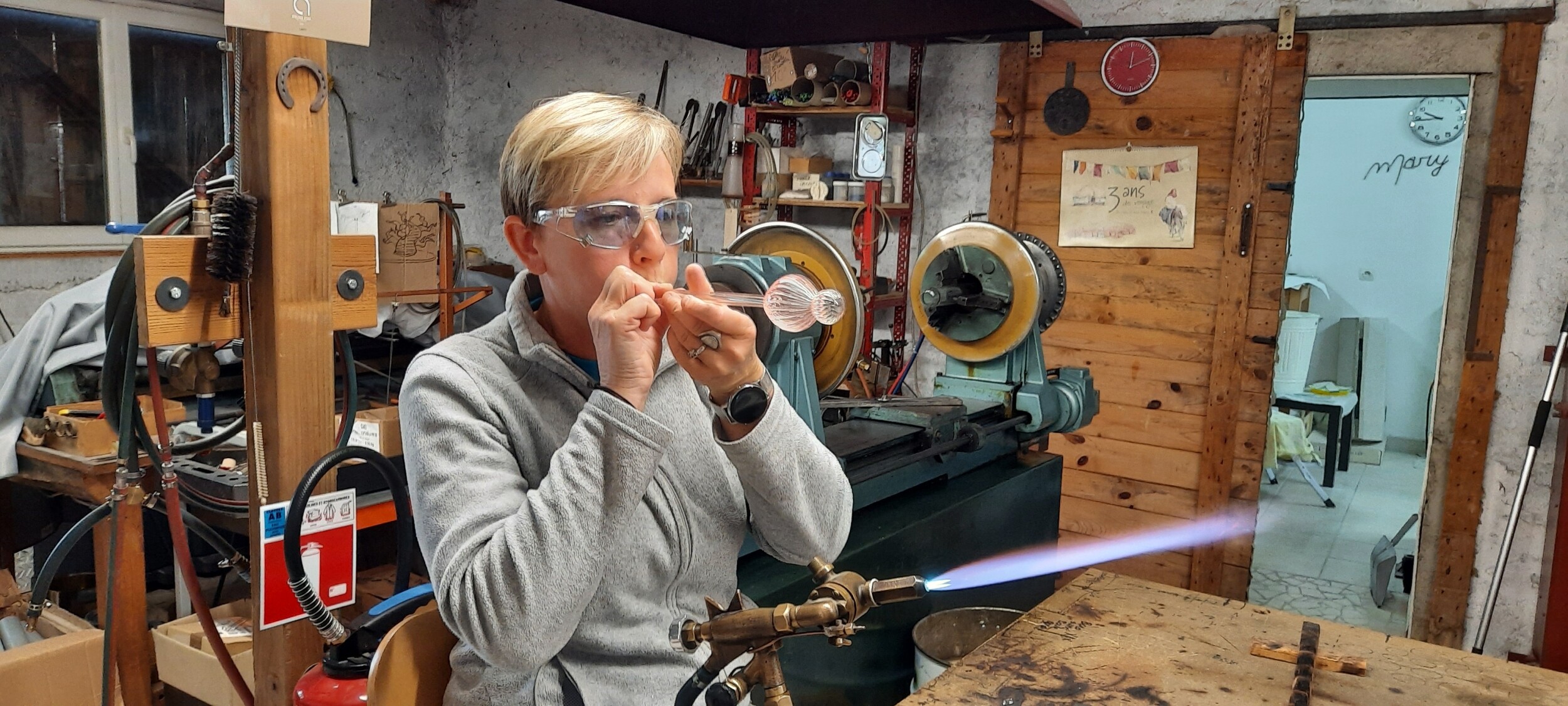 Wecandoo - Filez et soufflez le verre avec un maître-verrier MOF sur une journée - Image n°4