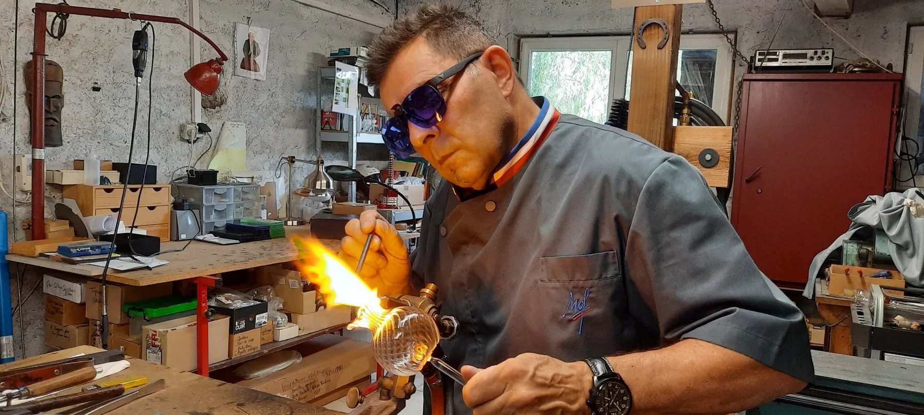 Filez et soufflez le verre avec Pascal, maître-verrier Meilleur Ouvrier de France (MOF) sur une journée - Image n°2 - Wecandoo