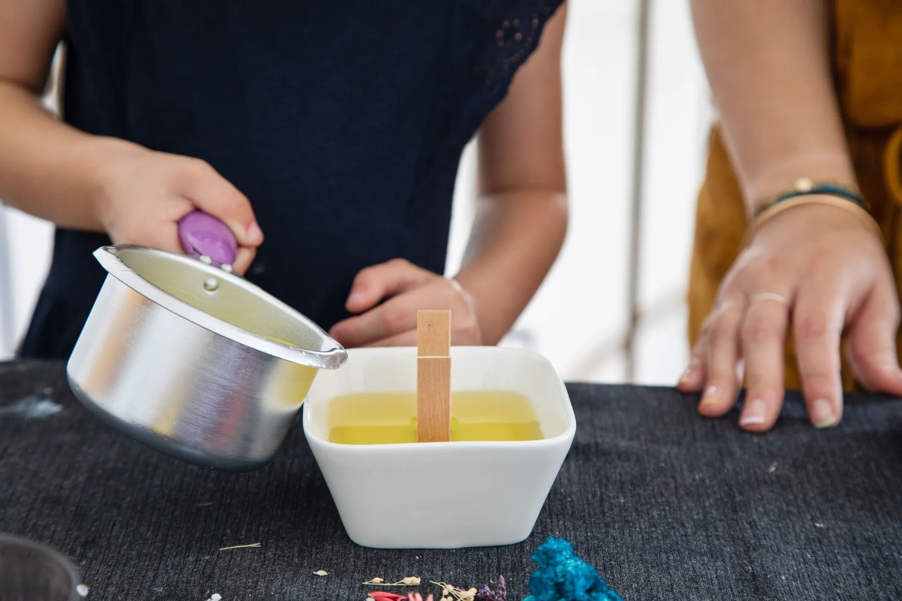 Fabriquez votre bougie fleurie et parfumée à Grenade - Image n°2 - Wecandoo