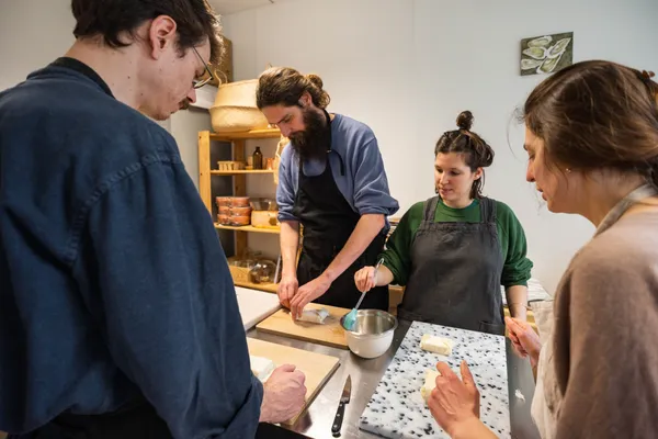 Réalisez vos mezzes grecs de saison en équipe avec Eirini - Image n°2 - Wecandoo