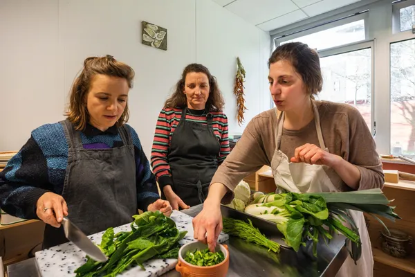 Réalisez vos mezzes grecs de saison en équipe avec Eirini - Image n°3 - Wecandoo