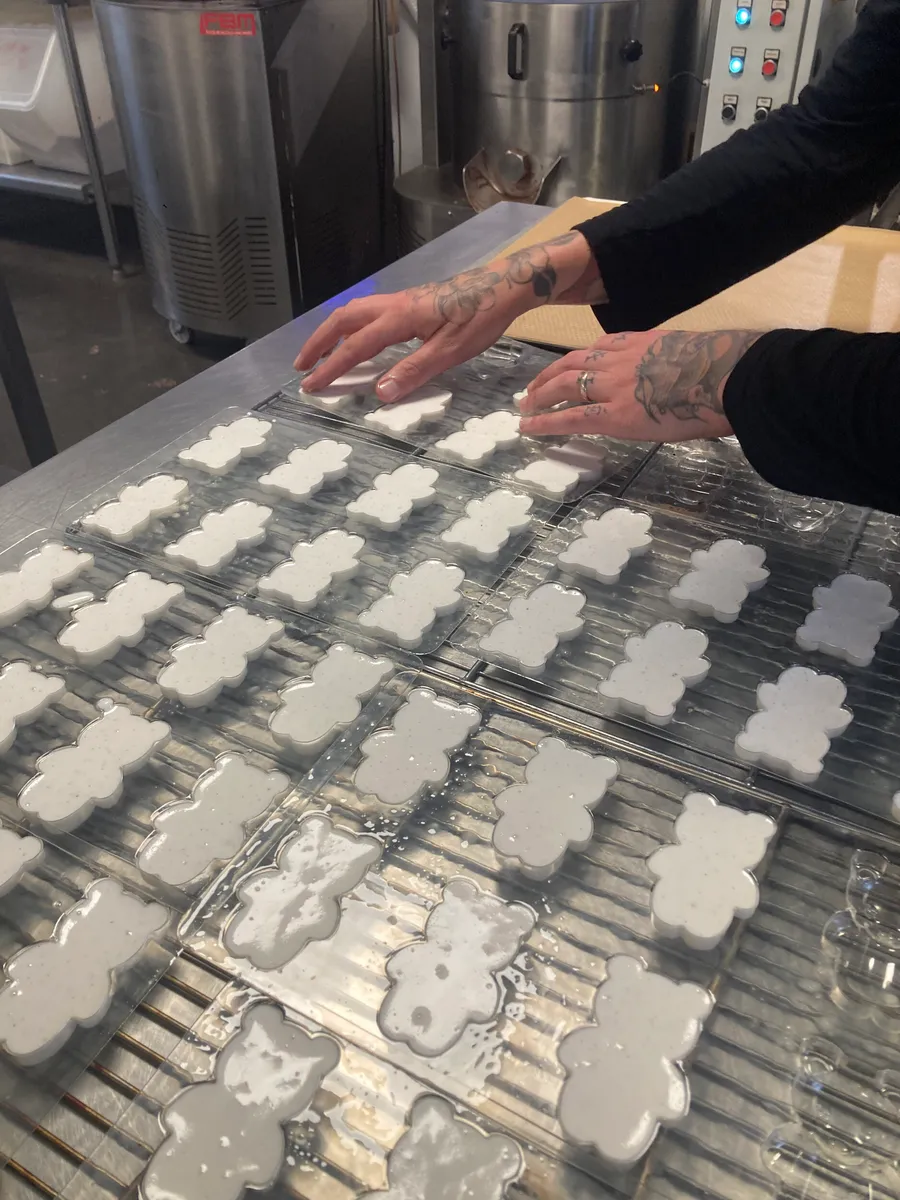 Réunissez votre équipe dans un univers gourmand et fabriquez vos oursons en chocolat et guimauve - Afbeelding nr. 1 - Wecandoo