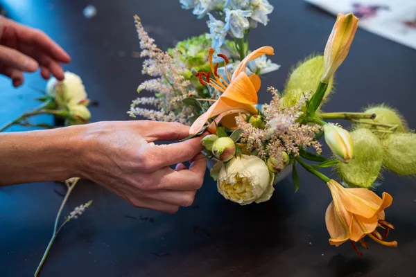 Créez votre composition de fleurs fraîches en groupe - Image n°1 - Wecandoo