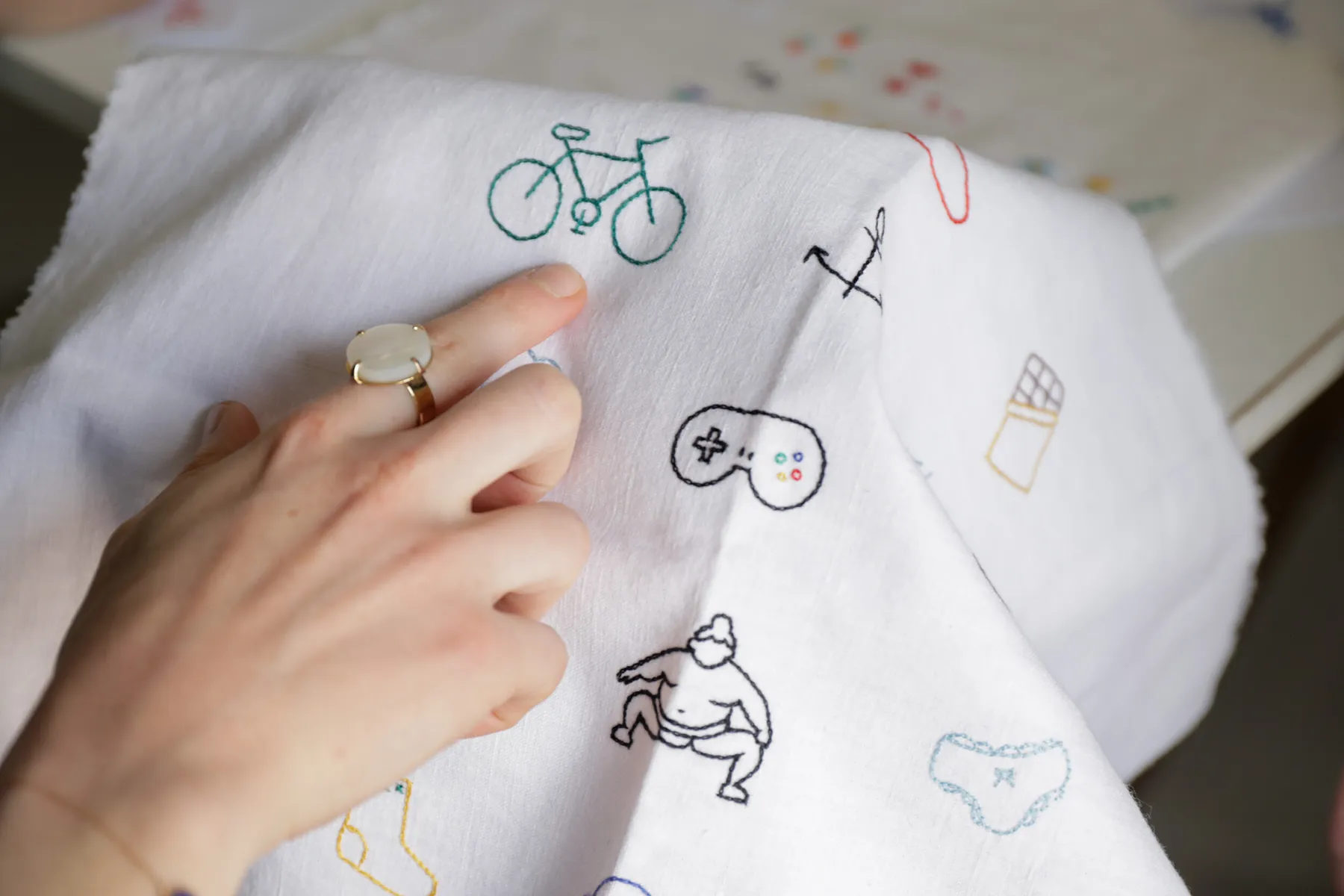 Éblouissez votre équipe et brodez votre sweat ou votre t-shirt en coton bio - Image n°2 - Wecandoo