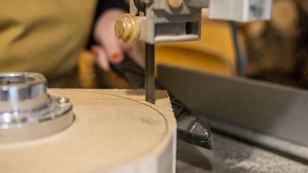 Réalisez votre grand plateau au tour à bois sur une journée - Image n°2 - Wecandoo