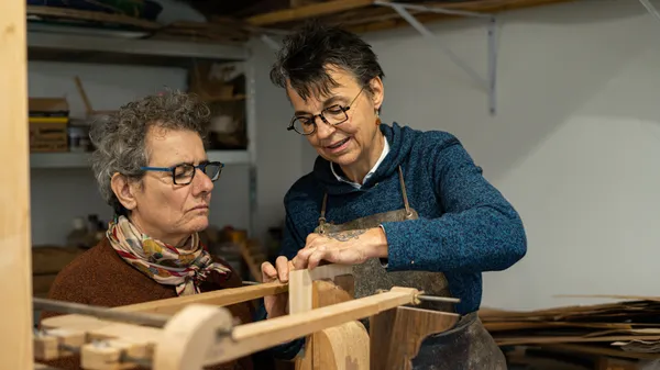 Réalisez votre miroir ou votre brosse à cheveux en bois massif - Image n°3 - Wecandoo