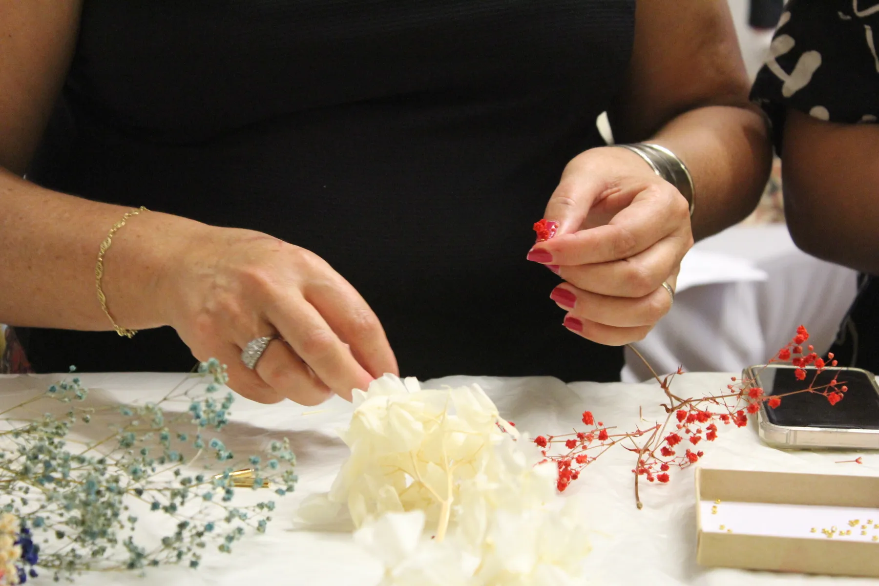 Créez vos boucles d'oreilles en fleurs stabilisées avec Julie - Image n°5 - Wecandoo