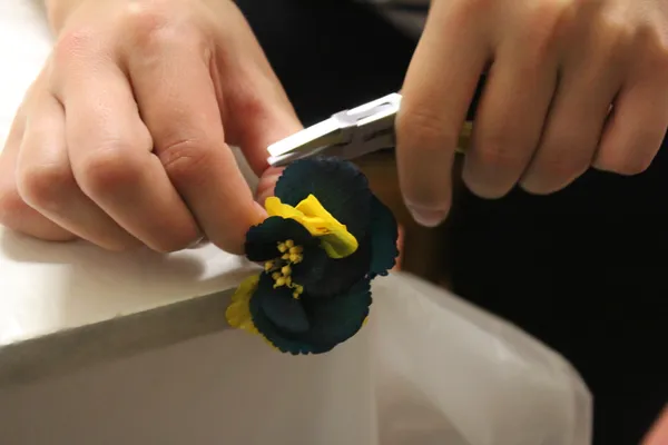 Créez vos boucles d'oreilles en fleurs stabilisées avec Julie - Image n°4 - Wecandoo