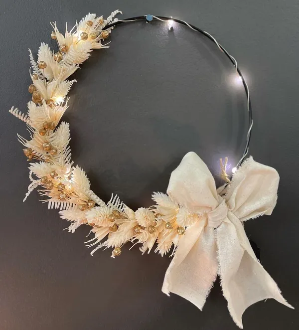 Réunissez votre équipe et fabriquez vos couronnes de fleurs séchées en dégustant des produits locaux avec Mathilde - Image n°5 - Wecandoo