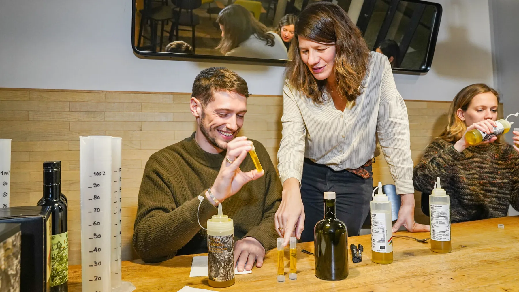 Assemblez votre huile d'olive en équipe avec Cécile - Image n°1 - Wecandoo