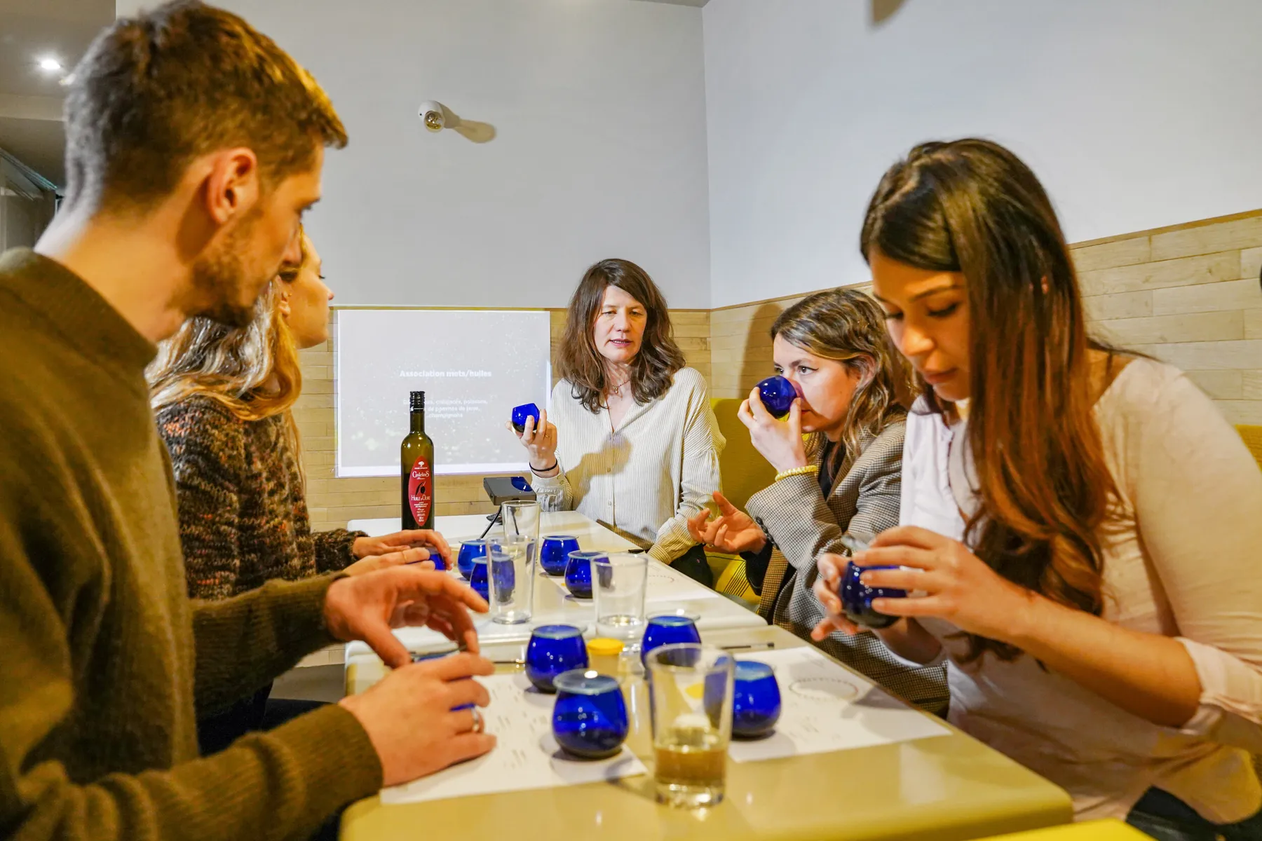 Assemblez votre huile d'olive en équipe avec Cécile - Image n°4 - Wecandoo