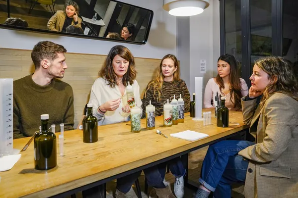 Assemblez votre huile d'olive en équipe avec Cécile - Image n°2 - Wecandoo