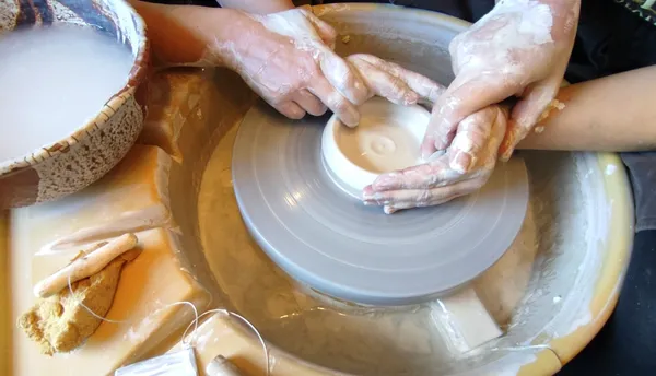 Apprenez les bases du tour en tête à tête avec une céramiste - Image n°3 - Wecandoo