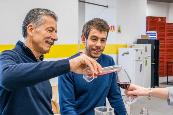Enchantez votre équipe et assemblez votre bouteille de vin rouge ou blanc avec Antoine et Fady - Image n°3 - Wecandoo