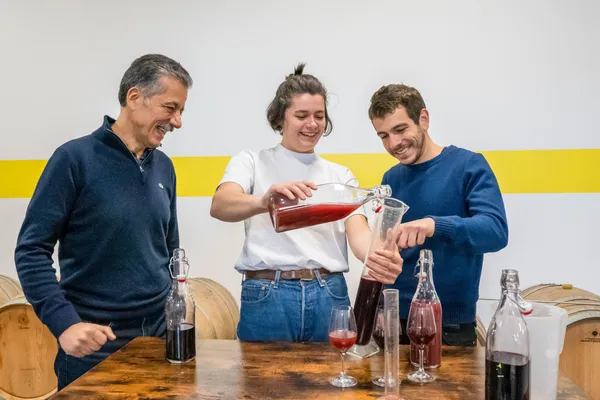 Enchantez votre équipe et assemblez votre bouteille de vin rouge ou blanc avec Antoine et Fady - Image n°5 - Wecandoo