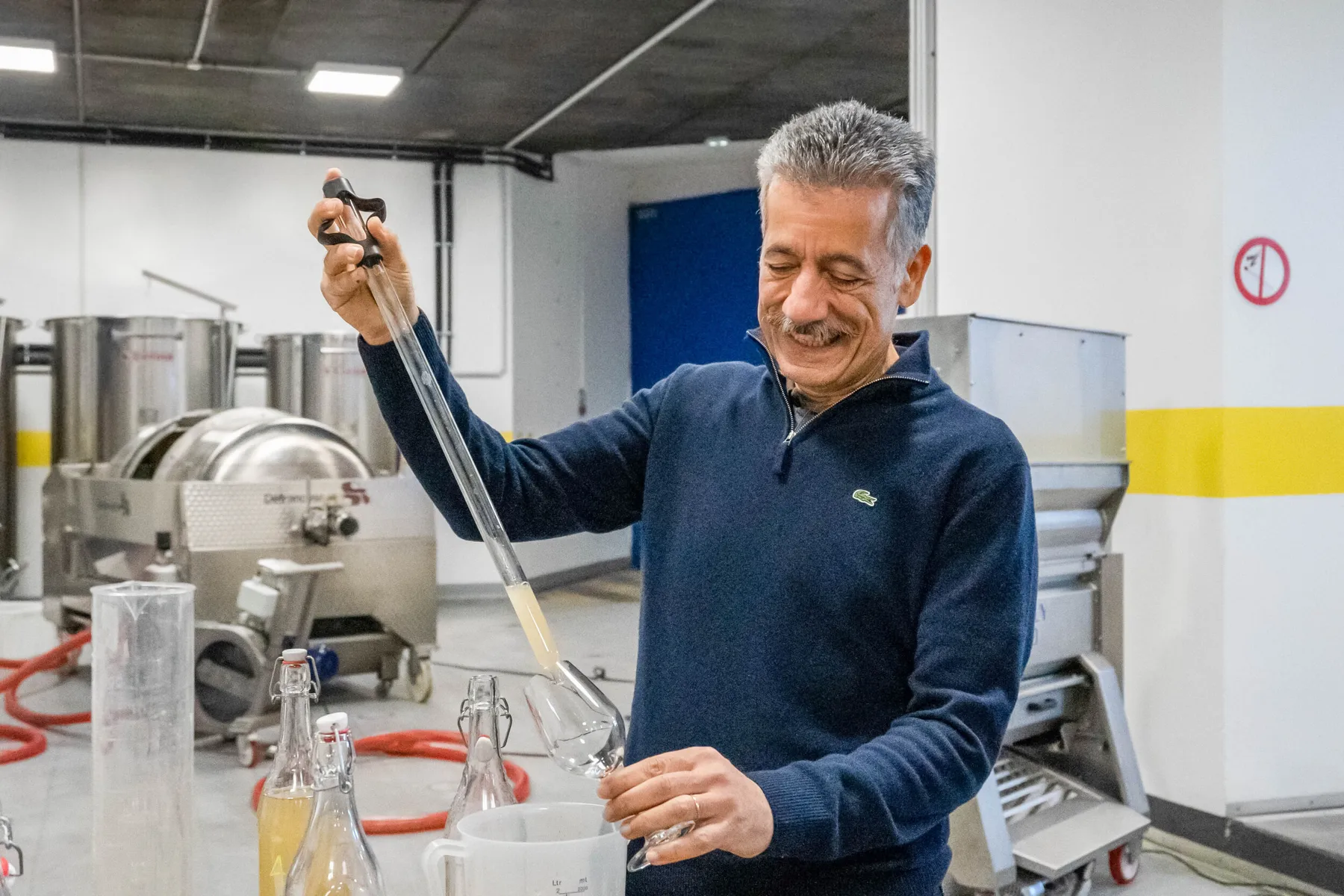 Éblouissez votre équipe et dégustez 7 vins naturels et 5 fromages artisanaux avec Antoine et Fady - Image n°2 - Wecandoo