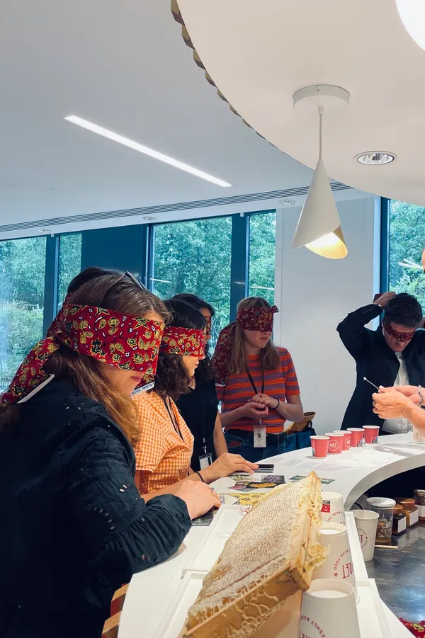 Engagez votre équipe pour la biodiversité via une immersion dans le monde des abeilles avec dégustation - Image n°3 - Wecandoo