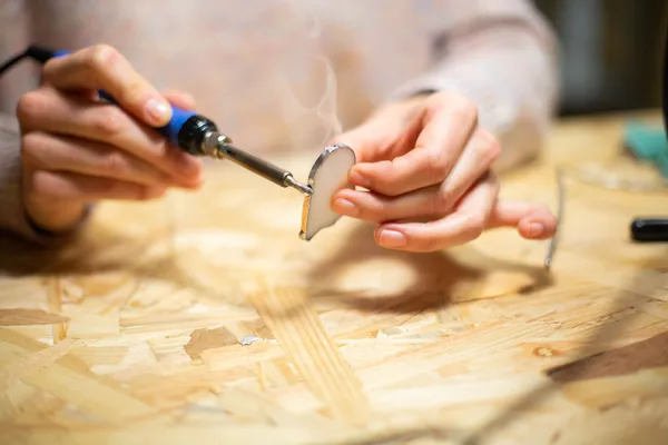 Découvrez le vitrail contemporain à l'aide de la technique Tiffany avec Marie - Afbeelding nr. 2 - Wecandoo