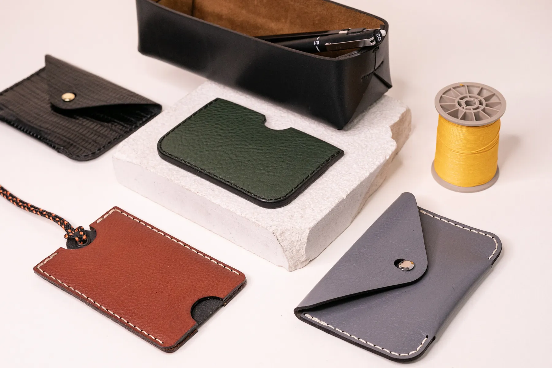 Emerveillez votre équipe et réalisez vos porte-cartes en cuir dans le Viaduc des Arts - Image n°3 - Wecandoo