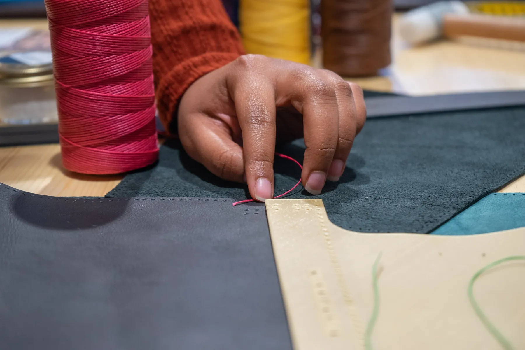 Faites découvrir à votre équipe le monde de la maroquinerie artisanale et confectionnez vos pochettes d'ordinateur avec Kristina - Image n°3 - Wecandoo