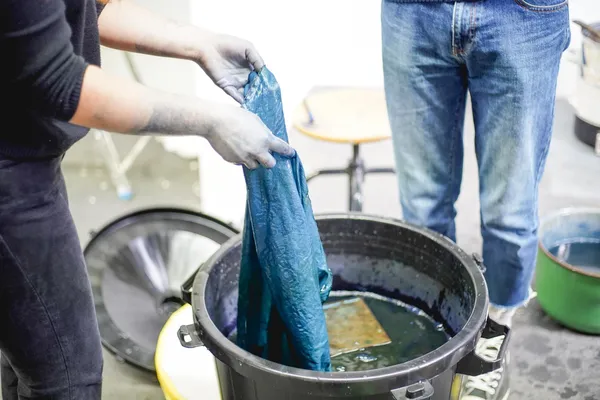 Try your hand at itajime shibori dyeing - Afbeelding nr. 4 - Wecandoo