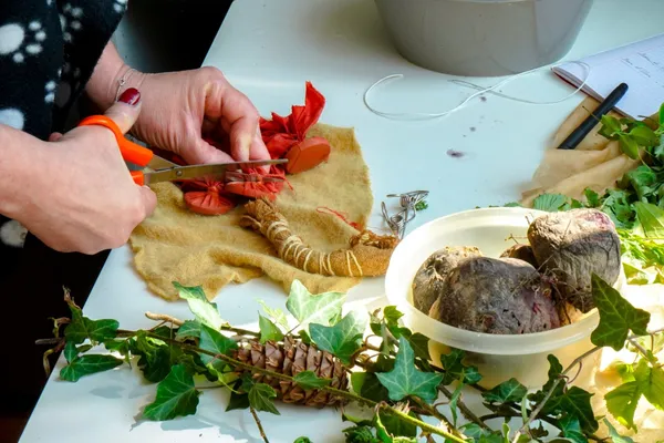 Teintez vos deux sets de table en lin avec les fleurs du jardin - Image n°4 - Wecandoo