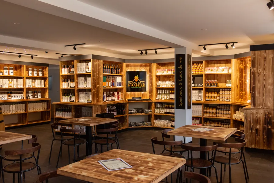 Visitez une distillerie et dégustez 5 whiskys en groupe - Image n°1 - Wecandoo