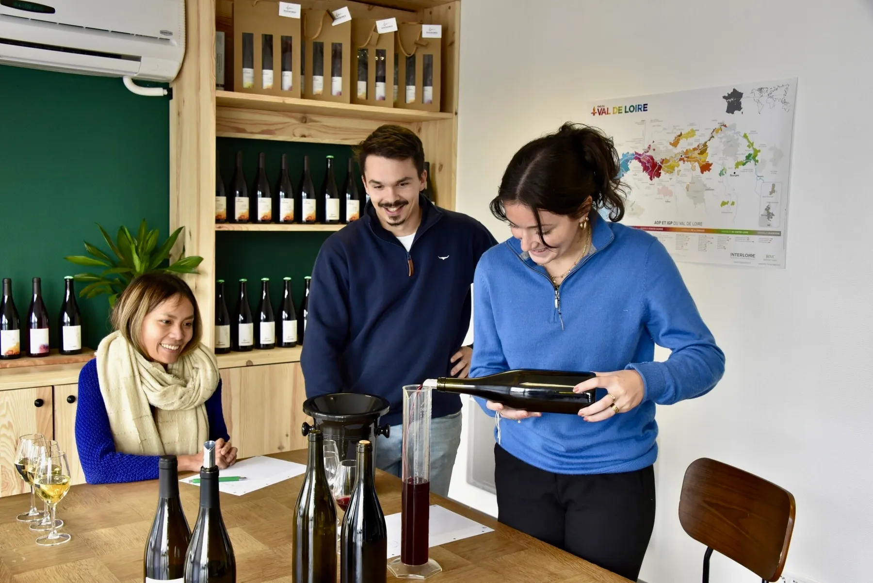 Réunissez votre équipe et assemblez votre vin dans un chai urbain avec Kevin et Pierre - Image n°2 - Wecandoo