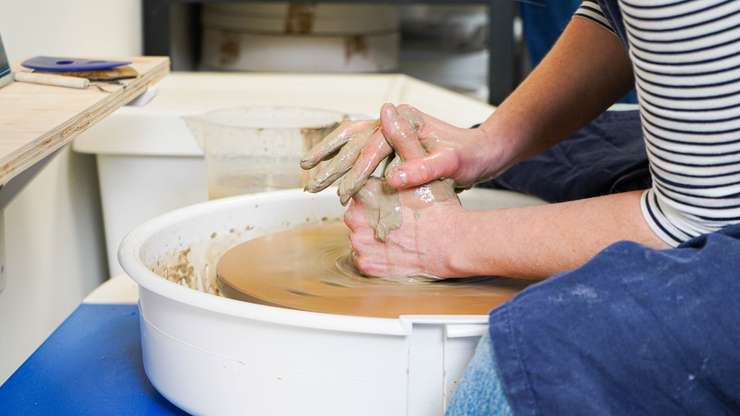 Wecandoo - Discover the potters wheel and throw a cup, a bowl and a pourer - Image n°7