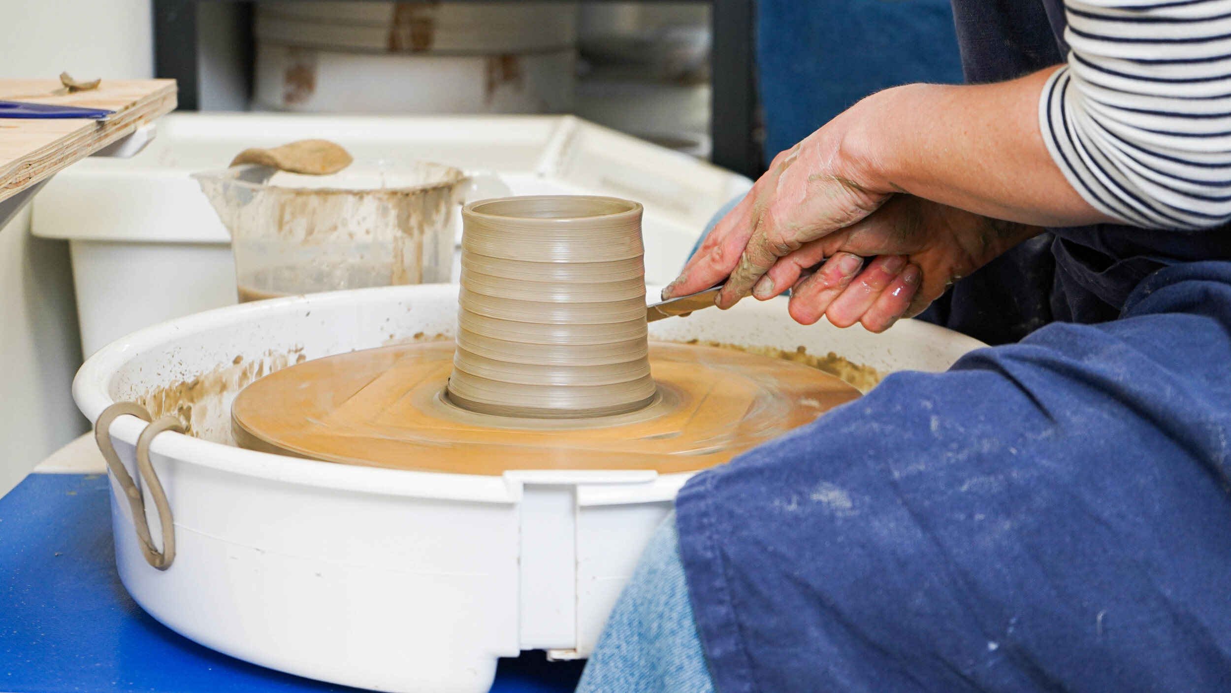 Wecandoo - Discover the potters wheel and throw a cup, a bowl and a pourer - Image n°2