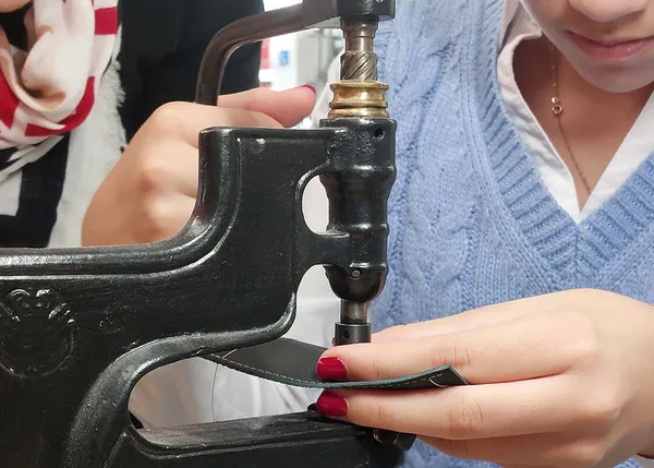 Réalisez votre accessoire de petite maroquinerie au point sellier - Image n°5 - Wecandoo