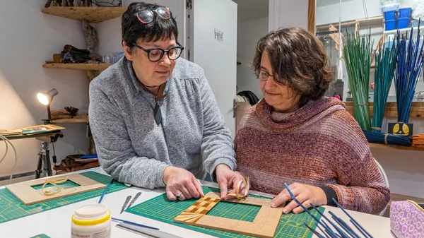 Réalisez votre miroir ou cadre design en marqueterie de paille sur une journée - Image n°4 - Wecandoo