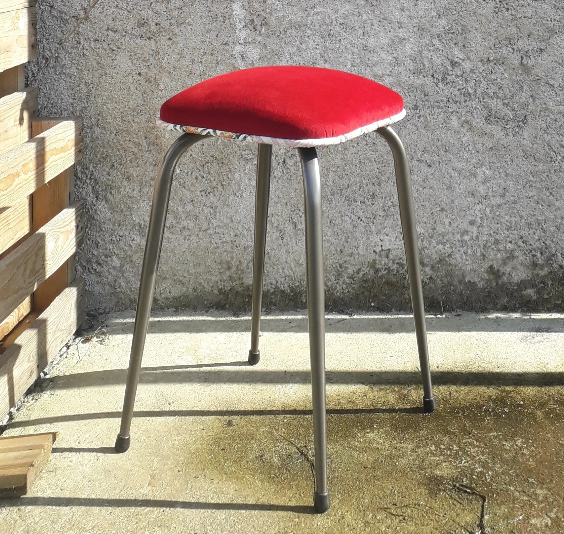 Tapissez votre tabouret vintage - Image n°3 - Wecandoo