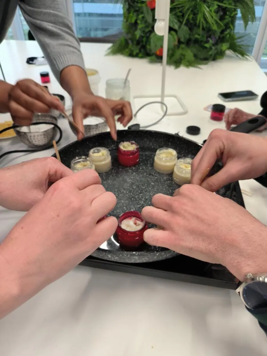 Initiez votre équipe à la fabrication de produits cosmétiques et créez votre crème visage et votre déodorant avec Jihane - Image n°1 - Wecandoo