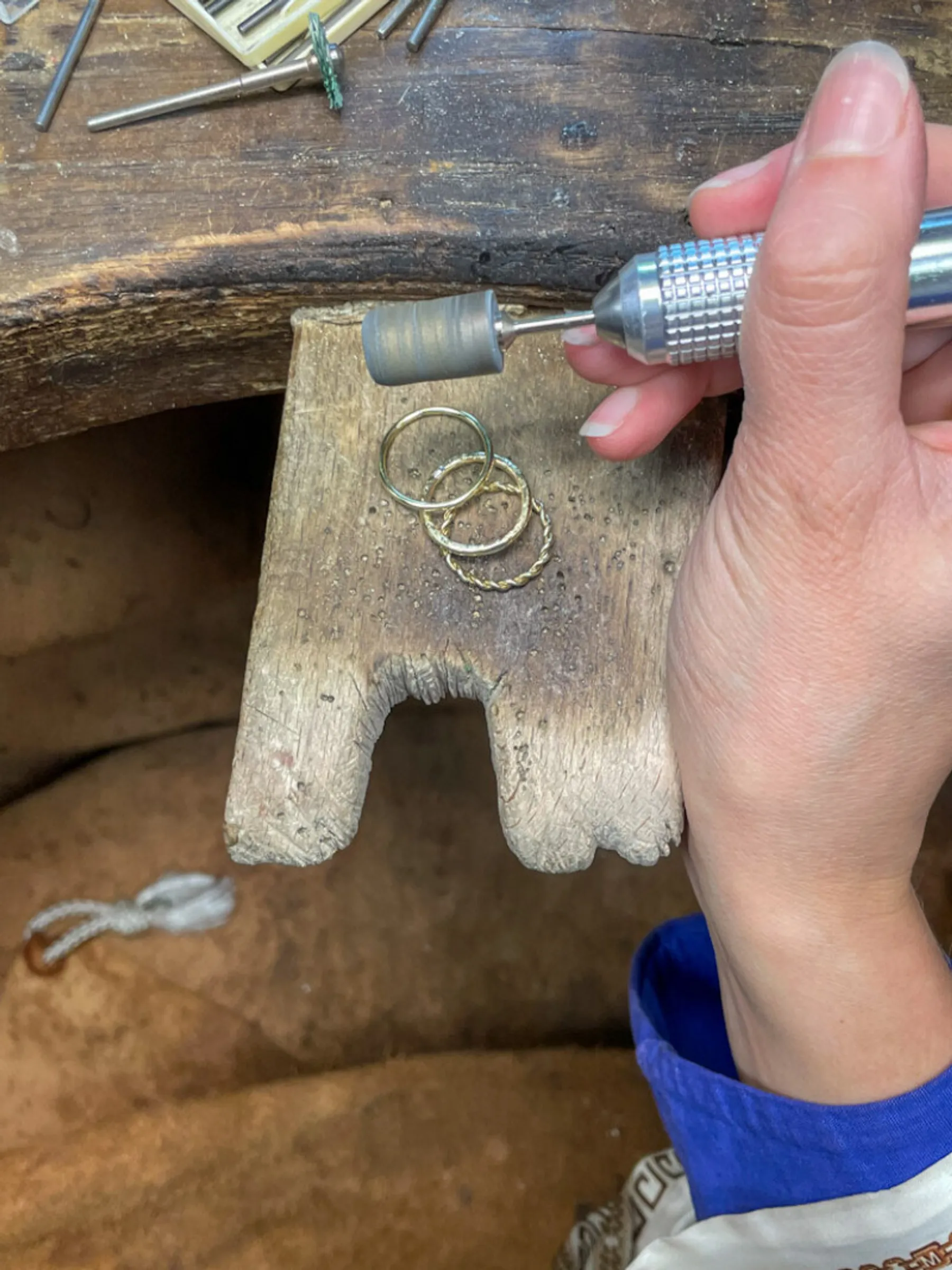 Réalisez votre anneau texturé plaqué or - Image n°2 - Wecandoo