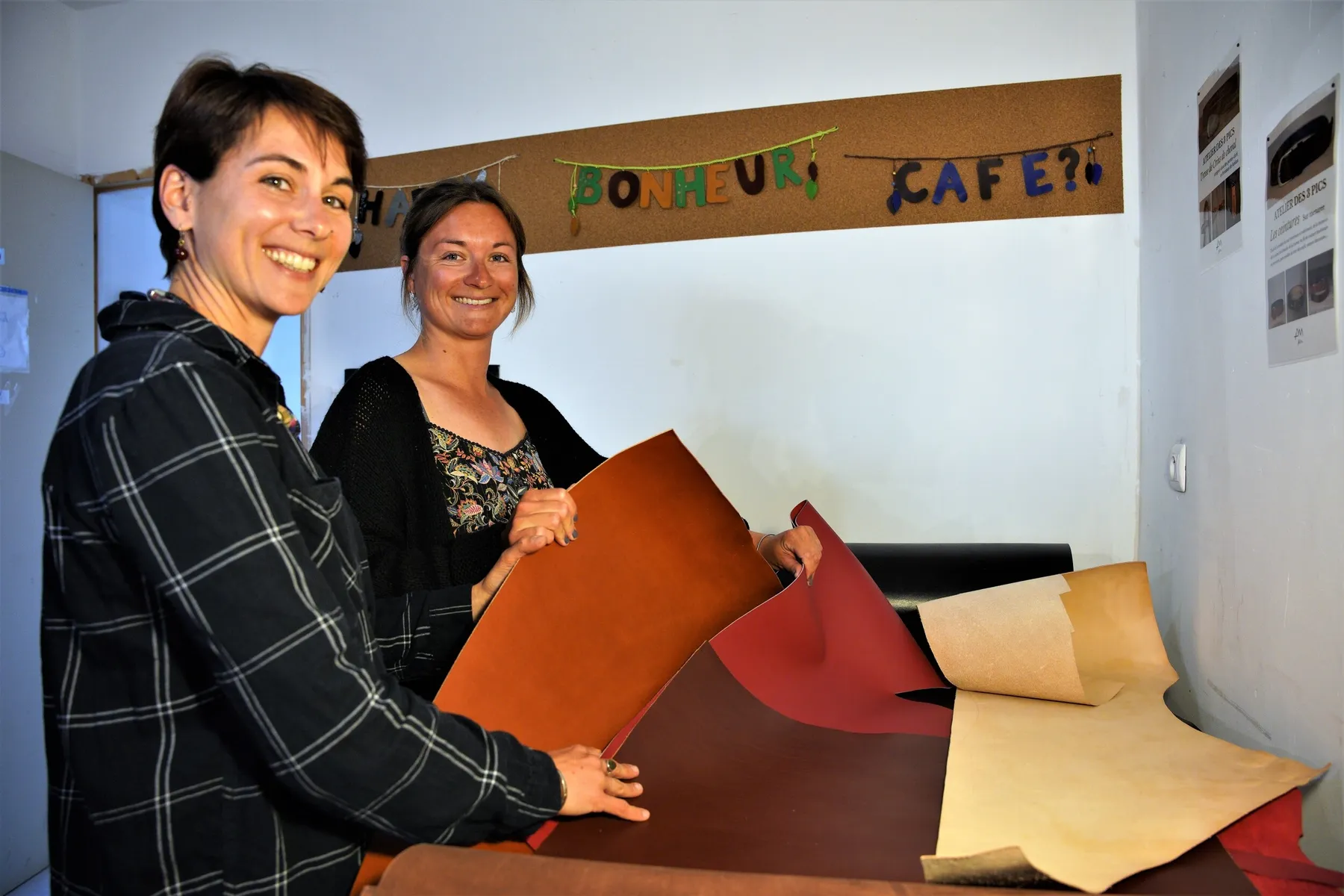 Créez votre pochette en cuir et tissu wax - Image n°1 - Wecandoo