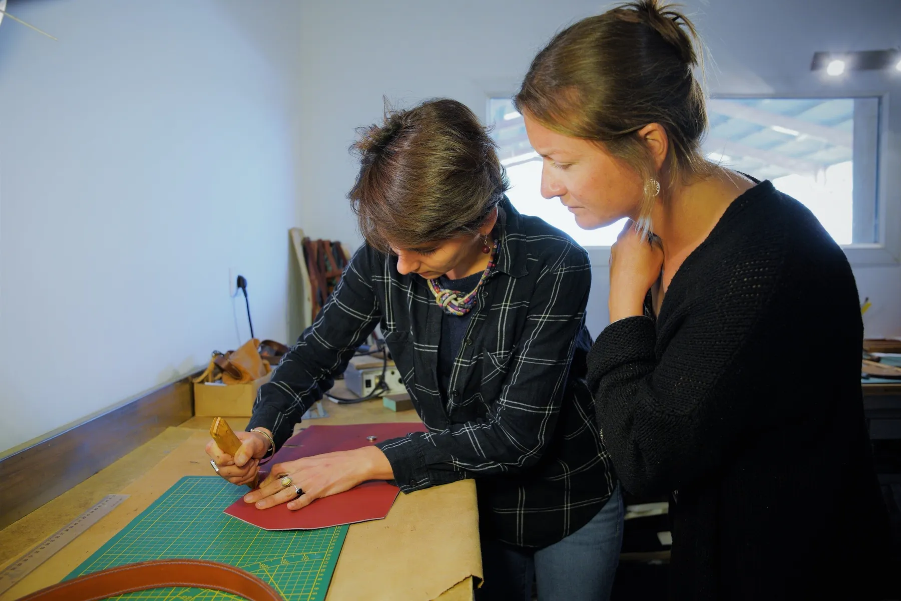 Créez votre pochette en cuir et tissu wax - Image n°2 - Wecandoo