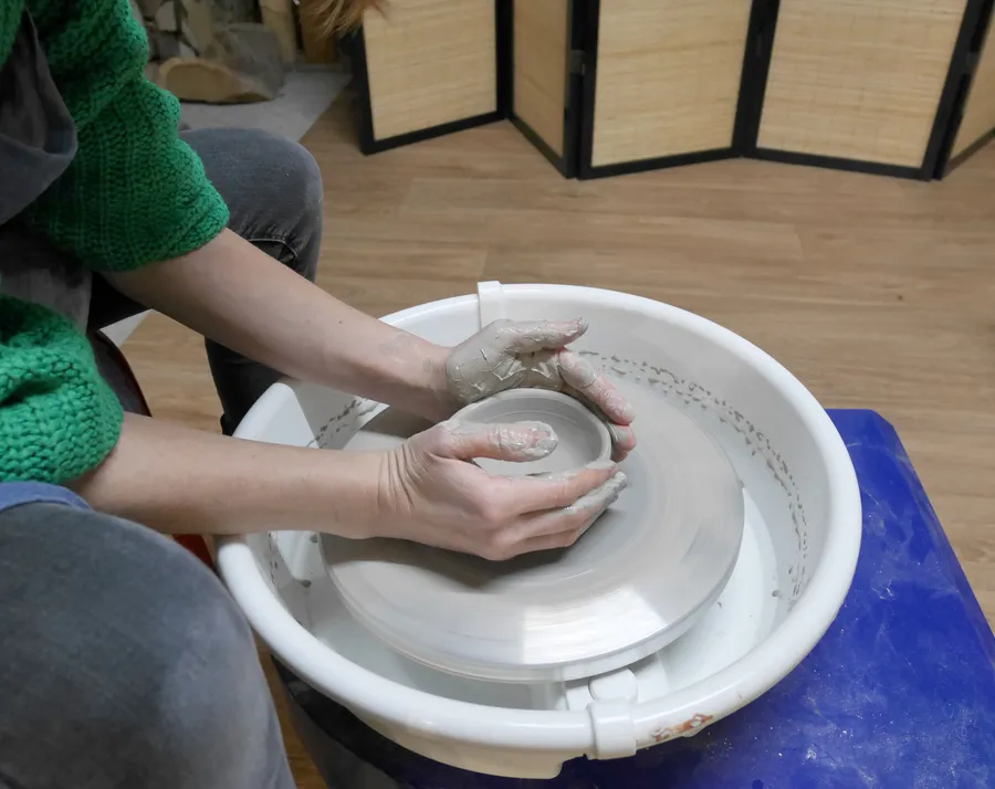 Initiez-vous au tour et au décor sur céramique avec Émilie - Image n°1 - Wecandoo