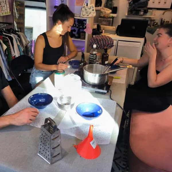 Initiez votre équipe à la fabrication de produits cosmétiques et créez votre rouge à lèvres et votre mascara avec Jihane - Image n°2 - Wecandoo