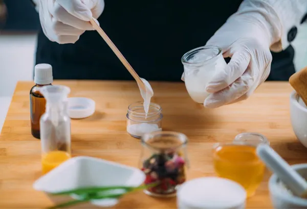 Initiez votre équipe à la fabrication de produits cosmétiques et créez votre rouge à lèvres et votre mascara avec Jihane - Image n°3 - Wecandoo