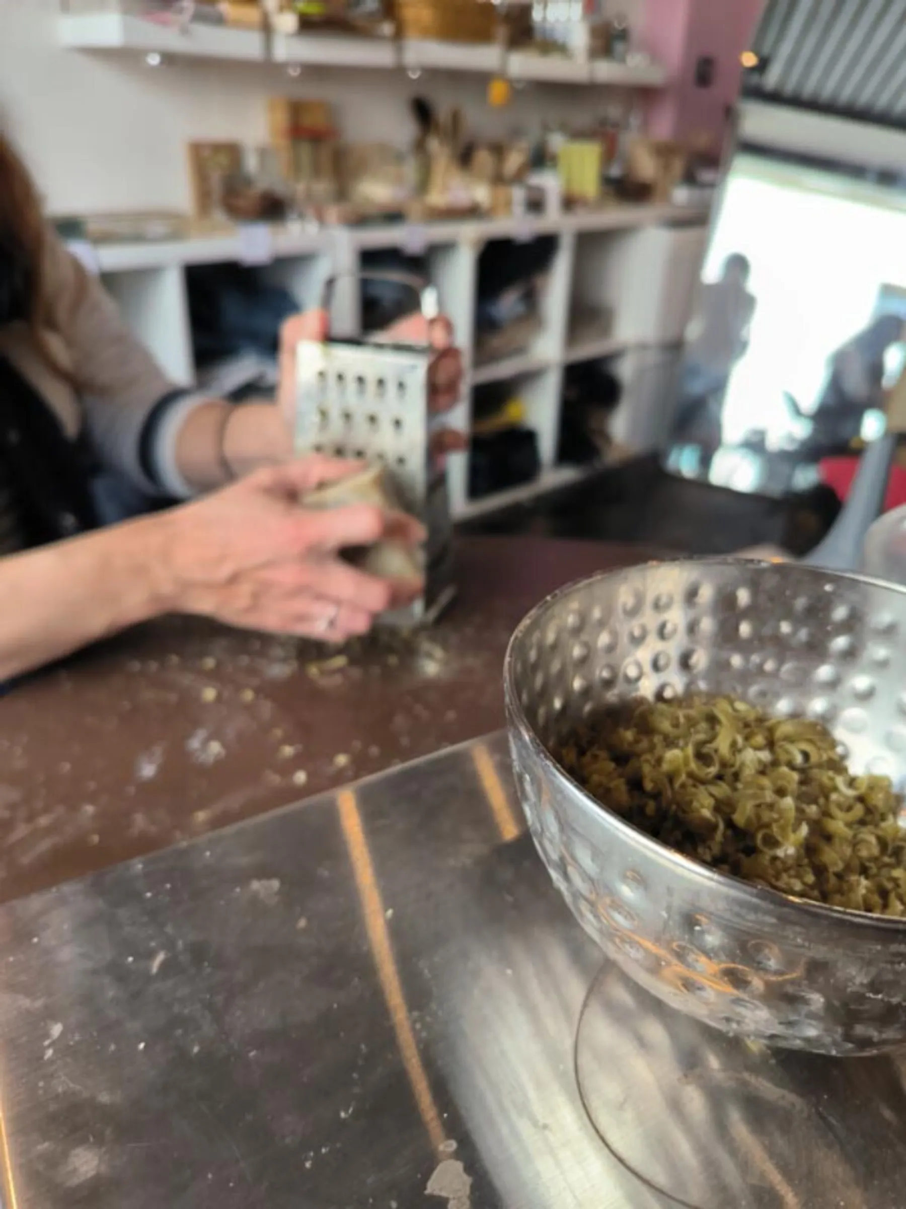 Initiez votre équipe à la fabrication de produits ménagers et créez votre trio de produits ménagers avec Jihane - Image n°2 - Wecandoo