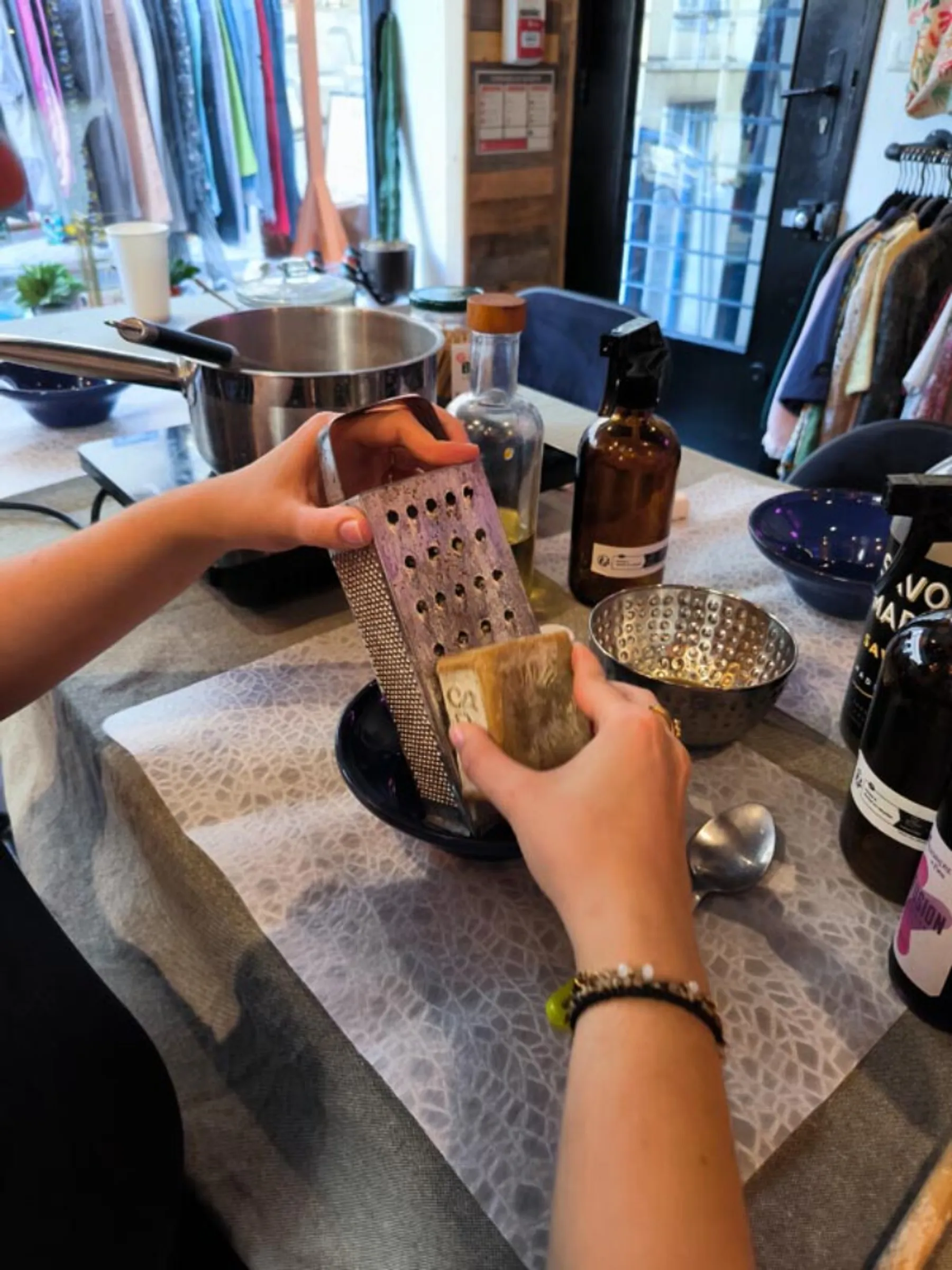 Initiez votre équipe à la fabrication de produits ménagers et créez votre trio de produits ménagers avec Jihane - Image n°3 - Wecandoo